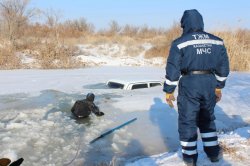 Суға түсіп кеткен автокөлік мұз құрсауынан шығарылды