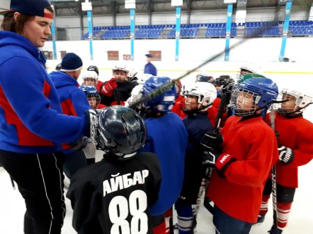 Астаналық бапкер қызылордалық хоккейшілерге  шеберлік сабағын өткізуде