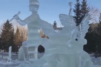 Көкшетауда мұздан Димаш Құдайбергеннің мүсіні жасалды