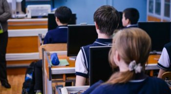 Елімізде сабаққа бармай жүрген баланың ата-анасына айыппұл салынады