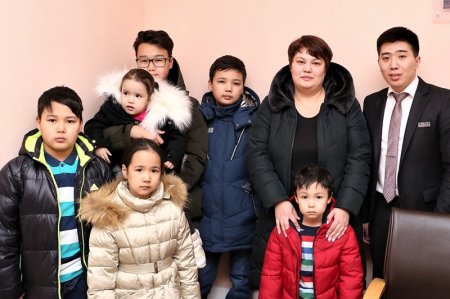 Қымбат көліктен бас тартып, көпбалалы отбасыға пәтер сыйлады