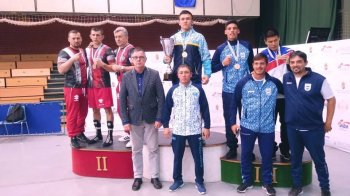 Бокстан чемпион атанды