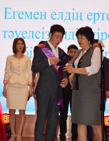 Түлектерге диплом табысталды