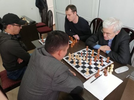 Тілшілердің тақта үстіндегі тартысы