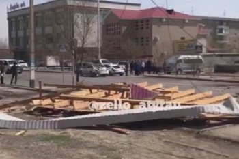 Қатты желден тұрғын үйдің шатыры ұшып, көліктерді басып қалды