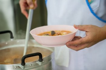 Қызылордада әлеуметтік жағдайы төмен 3,6 мың балаға ыстық тамақ берілмей келген