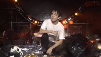 "Мен сондай бақыттымын": Димаш өзін 10 сағат бойы жаңбыр астында күткен тыңдармандарына алғыс айтты