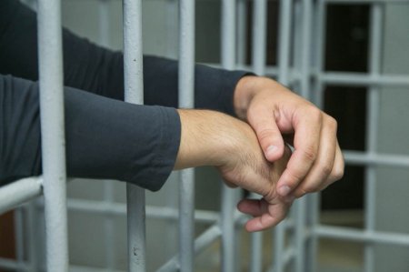 Пара алуға итермелеген мемқызметкер ұсталды