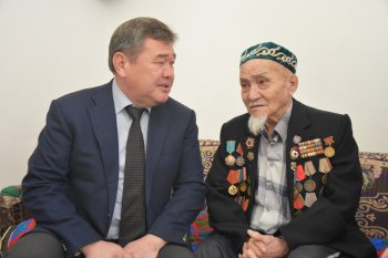 Аудан әкімі майдангерлерді құттықтады