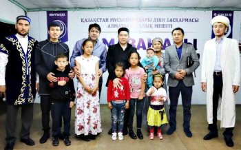 Қазақстандық жұлдыздар ауыл имамына көлік мінгізді
