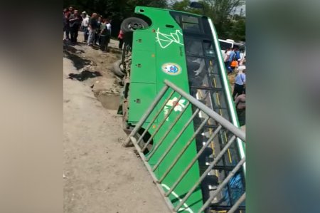 Автобус аударылды