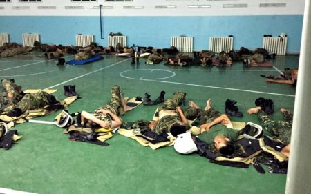 "Нағыз батырлар": Жалынды ауыздықтаған соң, еденде ұйықтап қалған өрт сөндірушілердің суреті жұрттың жүрегін елжіретті
