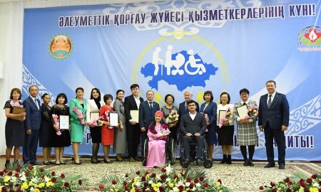 Бердібек Сапарбаев әлеуметтік қызметкерлерді кәсіби мерекесімен құттықтады