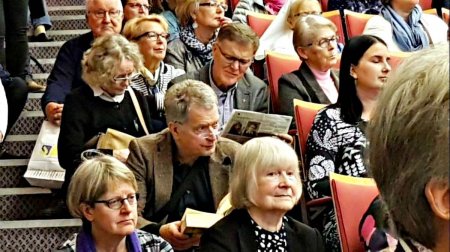 Баспалдақта отырып тамашалады: Финляндия президентінің қарапайымдылығы жұртты сүйсіндірді