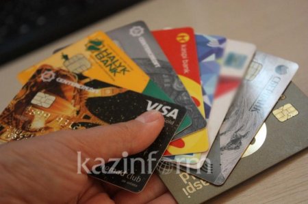 Қазақстандағы 8 банк карточканы онлайн рәсімдеп, үйге әкеп беру қызметін ұсынады